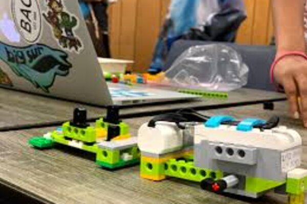 Học vẽ kỹ thuật số cơ bản và làm việc với người máy Lego sẽ giúp bạn phát triển kỹ năng tư duy và sáng tạo vô cùng hiệu quả. Với Helios School, bạn sẽ được học các kỹ năng vẽ, sử dụng phần mềm 3D một cách chuyên nghiệp, đồng thời tạo ra những mẫu Lego độc đáo và tuyệt vời.