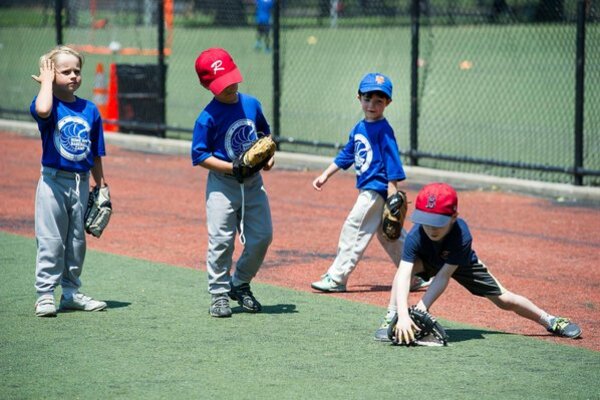 jugador de béisbol de la escuela secundaria de bateo